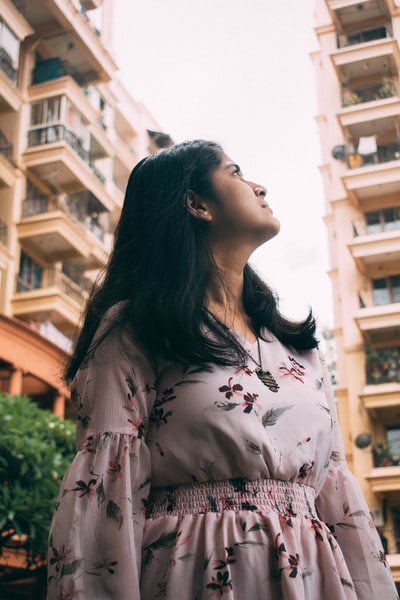 身着白色和粉色花朵长袖衬衫的女士